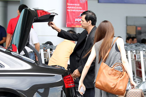 Hà Hồ được bố đưa ra sân bay bằng xế khủng - 6