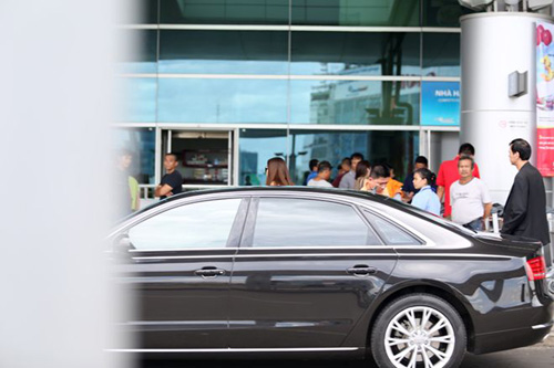 Hà Hồ được bố đưa ra sân bay bằng xế khủng - 7