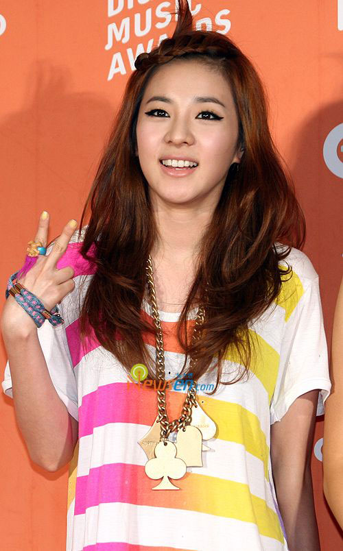 BST tóc siêu #039;quái#039; của nàng ca sĩ Hàn - 9