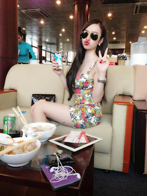 Angela Phương Trinh sành điệu ăn phở Hà Nội - 5