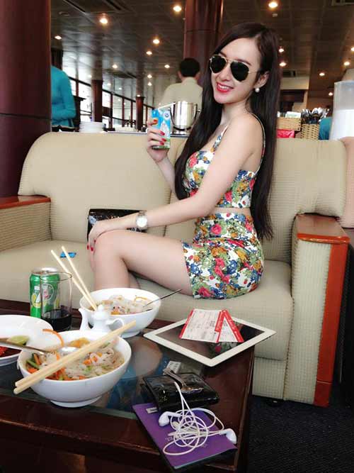 Angela Phương Trinh sành điệu ăn phở Hà Nội - 4