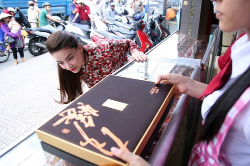 Hà Hồ giản dị đi chọn bánh Trung Thu - 4