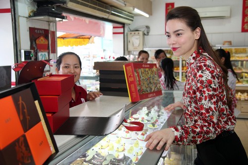 Hà Hồ giản dị đi chọn bánh Trung Thu - 6