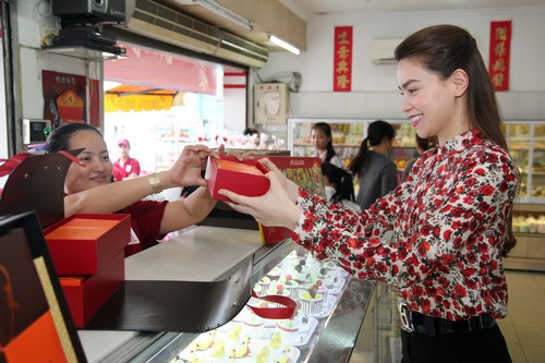 Hà Hồ giản dị đi chọn bánh Trung Thu - 7