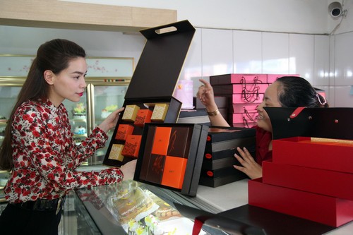 Hà Hồ giản dị đi chọn bánh Trung Thu - 8