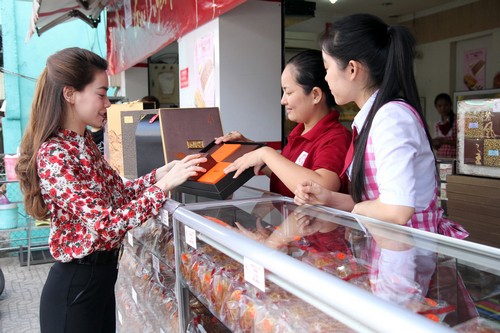 Hà Hồ giản dị đi chọn bánh Trung Thu - 2