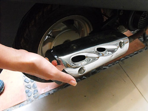 Chị em cẩn thận đứt chân vì bô xe máy - 1