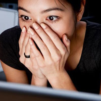 Phát hiện bao cao su trong túi áo chồng - 2