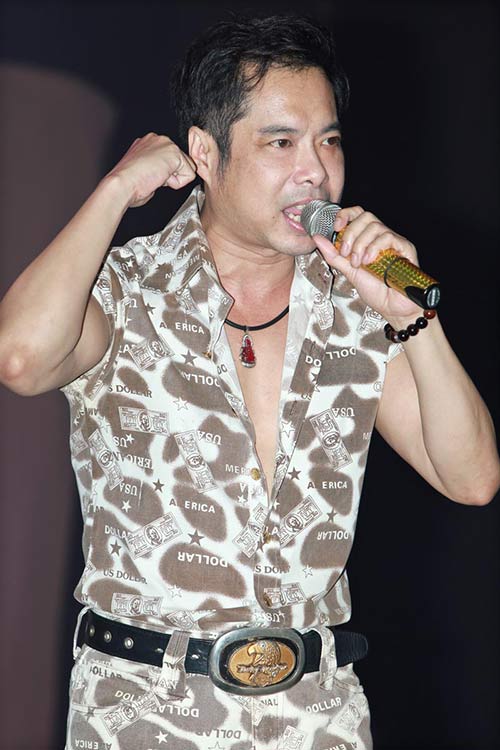Ca sĩ Ngọc Sơn lại quot;ngôngquot; trên sân khấu - 4