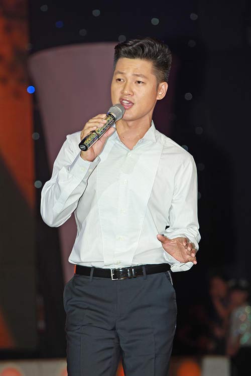 Ca sĩ Ngọc Sơn lại quot;ngôngquot; trên sân khấu - 12