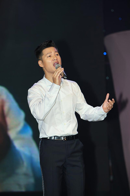 Ca sĩ Ngọc Sơn lại quot;ngôngquot; trên sân khấu - 11