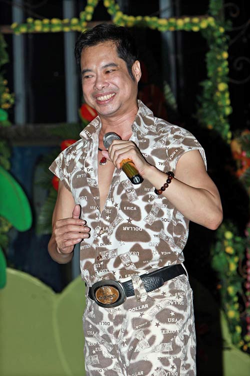 Ca sĩ Ngọc Sơn lại quot;ngôngquot; trên sân khấu - 1