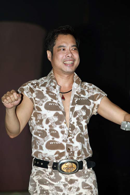Ca sĩ Ngọc Sơn lại quot;ngôngquot; trên sân khấu - 2