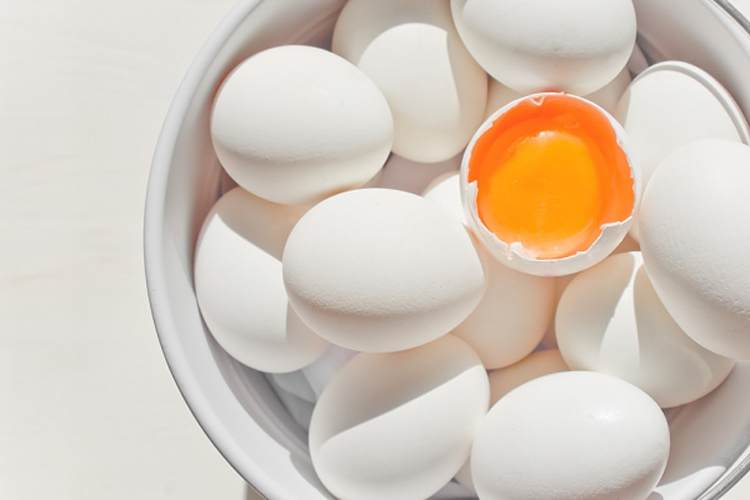 Trứng

Trứng nói chung và trứng gà nói riêng chứa các nguyên tố vi lượng quan trọng như kali, natri, magie, photpho, đặc biệt là nguyên tố sắt cần thiết cho cơ thể nên rất tốt cho phụ nữ thời kì mang thai đang cần bổ sung sắt.
