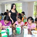 Làng sao - Em gái Cẩm Ly về Việt Nam làm từ thiện