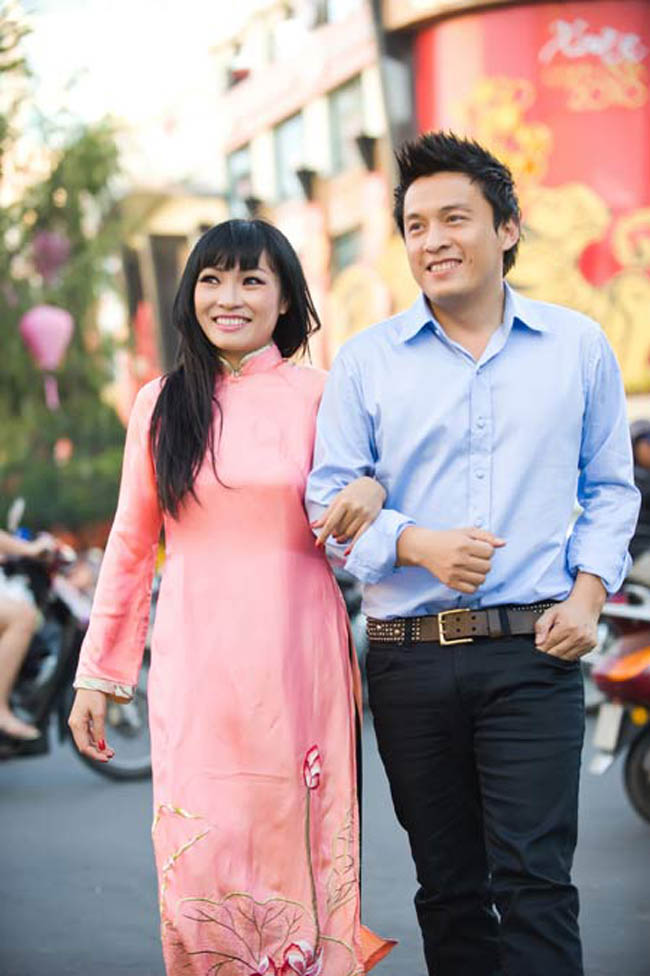 Áo dài hồng tha thướt, xinh tươi sánh bước bên anh Hai Lam Trường.
