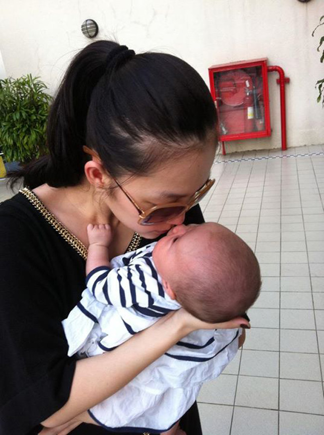 Dù là diễn viên mua và rất coi trọng sắc vóc, Linh Nga vẫn quyết định nuôi con bằng sữa mẹ.
