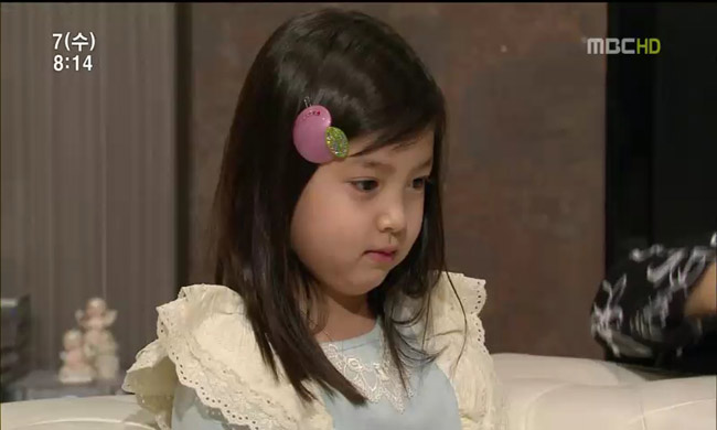 Đảm nhận vai bé Nari, diễn viên nhí Kim Soo Jung gây ấn tượng với khán giả không chỉ bởi ngoại hình dễ thương mà còn khả năng diễn xuất tốt.
