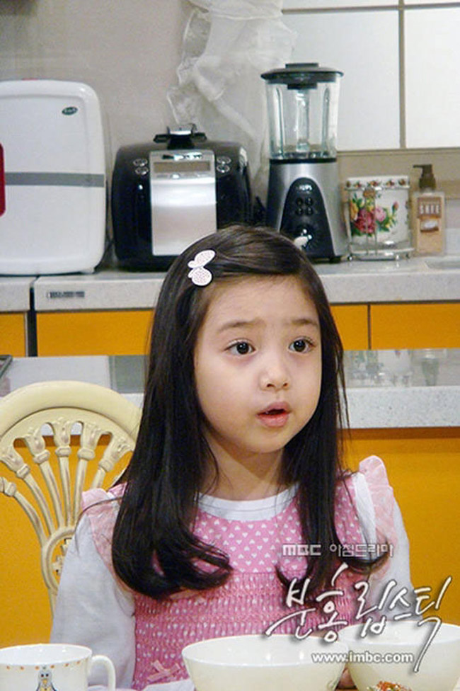 Khán giả truyền hình như đang 'phát sốt' với bộ phim Hàn Quốc dài tập Son môi hồng, được chiếu trên VTV3 lúc 18h hàng ngày. Trong bộ phim nổi tiếng xứ Kim Chi này, không thể không nhắc tới diễn viên nhí siêu đáng yêu - bé Nari - tên thật là Kim Soo Jung. 


