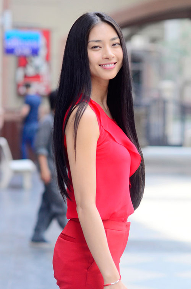 Dù trang điểm nhẹ nhàng nhưng mái tóc dài vẫn làm Ngô Thanh Vân nhìn thật lộng lẫy.
