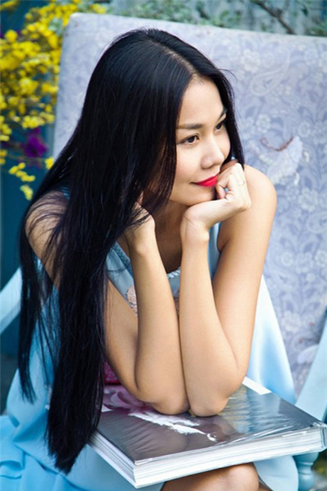 Hiếm khi Thanh Hằng để tóc dài đến vậy và cô khéo léo chọn son đỏ để tôn lên mái tóc huyền bí.
