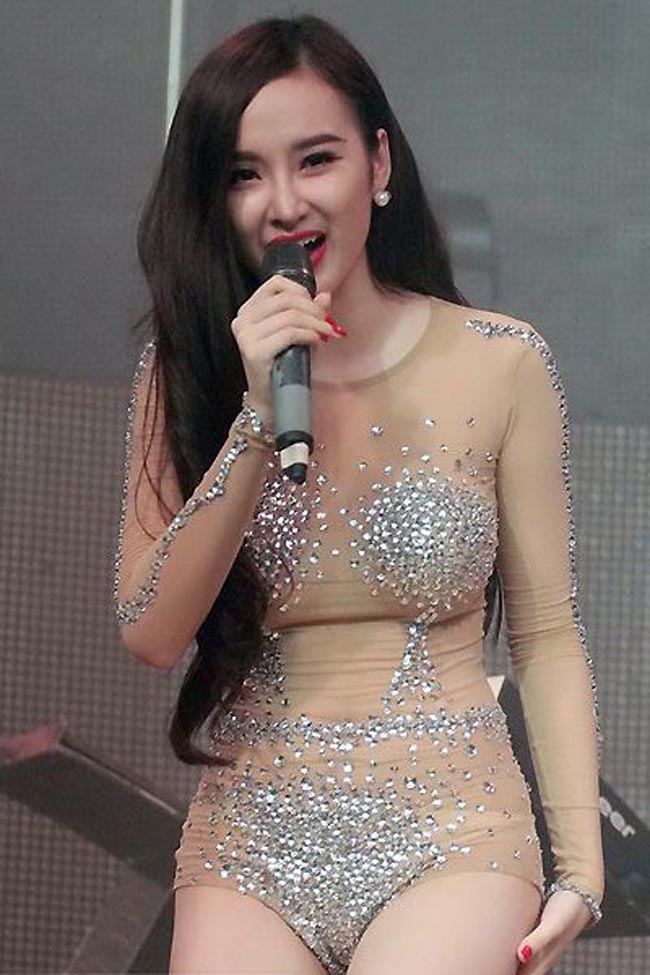 Trong lần biểu diễn ở bar gần đây, Angela Phương Trinh diện bộ cánh mỏng, siêu ngắn được cho là sexy quá đà và gây phản cảm.
