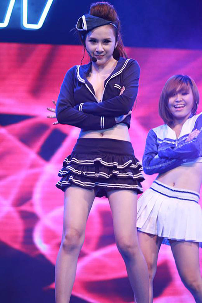 Trên sân khấu ca nhạc trước đây, Phương Trinh từng gây sốc với trang phục siêu ngắn và sexy vượt tuổi teen.

