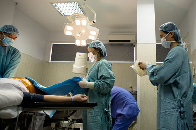 Do không thể đẻ thường, sản phụ Chu Thị Phượng (Hà Nội) đã phải để các bác sĩ tiến hành cho mổ vào một buổi sáng tại bệnh viện Việt - Pháp (Hà Nội)
