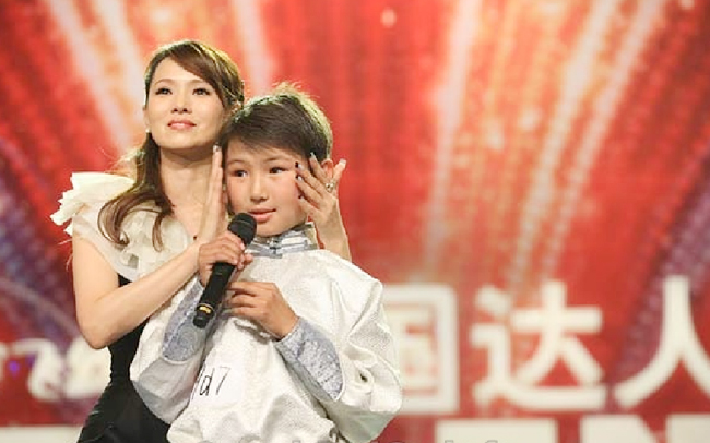 Uudam là cậu nhóc từng khuynh đảo showbiz từ sau bài hát về mẹ gây xúc động tại China's Got Talent.
