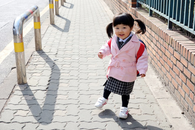 Từ hình ảnh cô bé con nhỏ xíu, Yerin Park giờ đã lớn và đến tuổi cắp sách đến trường.

