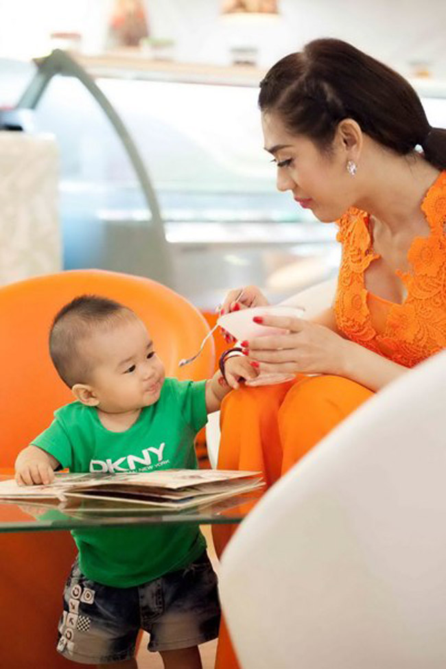 Lâm Chi Khanh thường tự tay chăm con mỗi khi ở nhà.
