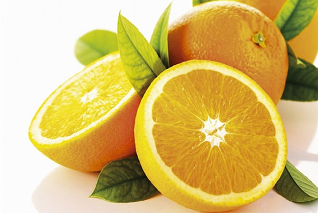 Trái cây họ cam quýt

Một số hợp chất được tìm thấy trong các loại nước trái cây họ cam quýt có thể gây kích thích đến đường tiêu hóa của trẻ sơ sinh khiến bé bị ợ hơi, trớ, thậm chí là hăm tã. Hãy cắt giảm lượng cam quýt ăn mỗi ngày và thay vào đó bằng những thực phẩm giàu vitamin C khác như đu đủ, xoài.
