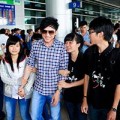 Làng sao - Đan Trường được fan ôm chặt ngày về Việt Nam