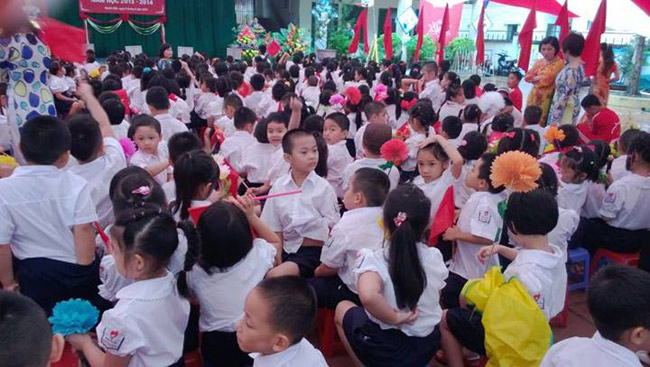 Hôm nay Hà Nội mưa gió nên trường Tiểu học Quỳnh Mai căng bạt để tổ chức khai giảng cho các con.
