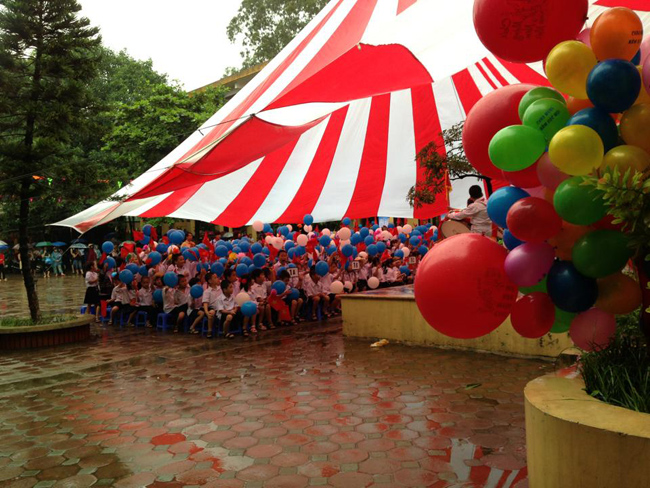 Trời mưa nên trường Mít căng vải để cho các con đón khai giảng dưới sân.
