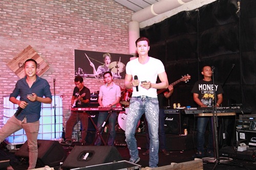 Chi Pu ôm chặt Cường Seven hậu chia tay - 9