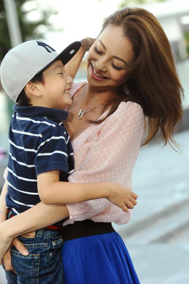 Sau sự vụ ly hôn của Jennifer Phạm và Quang Dũng được công khai vào năm 2011, bé Bảo Nam về sống với mẹ. 
