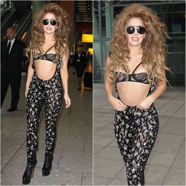 Nữ ca sĩ gây xôn xao sân bay Heathrow trong một trang phục lấy cảm hứng từ nội y vô cùng táo bạo của Atelier Versace.
