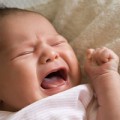 Làm mẹ - Lắc đầu liên tục: Khả năng bé bị gì?