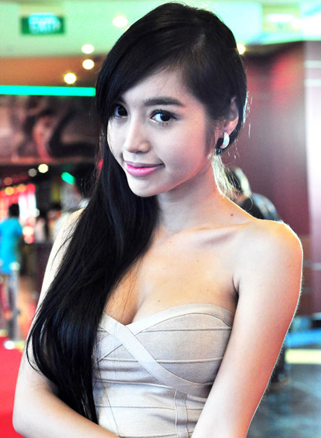 Đầm quây, váy quây tôn vòng một là trang phục thường thấy của hotgirl Elly.
