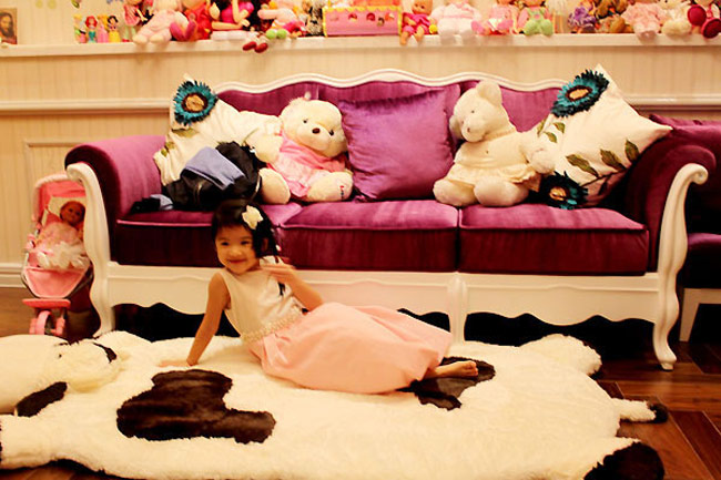 Bé Bảo Tiên - con gái của vợ chồng diễn viên Trương Ngọc Ánh và Trần Bảo Sơn có không gian riêng rộng khoảng 80m2 với giường ngủ màu hồng và rất nhiều đồ chơi.
