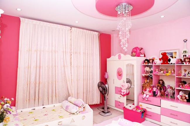 Misa và Misu - hai công chúa nhỏ của ca sĩ Mỹ Lệ dùng chung một phòng ngủ. Cũng giống như phòng ngủ của con cái nhiều sao Việt khác, phòng ngủ của hai bé nhà Mỹ Lệ được bài trí với tông màu hồng - trắng điệu đà, nữ tính.
