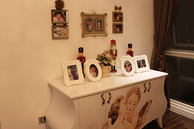 Trong phòng trang trí nhiều khung ảnh ghi lại những khoảnh khắc đáng yêu từ thời thơ ấu của công chúa nhỏ Bảo Tiên.
