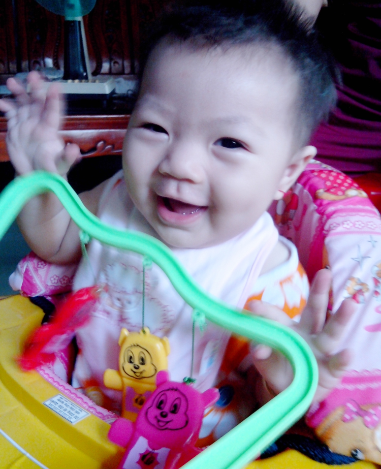 Tên con là Nguyễn Lê Cát Vy, sinh ngày 11/10/2012, con gần 1 tuổi rồi ạ.
