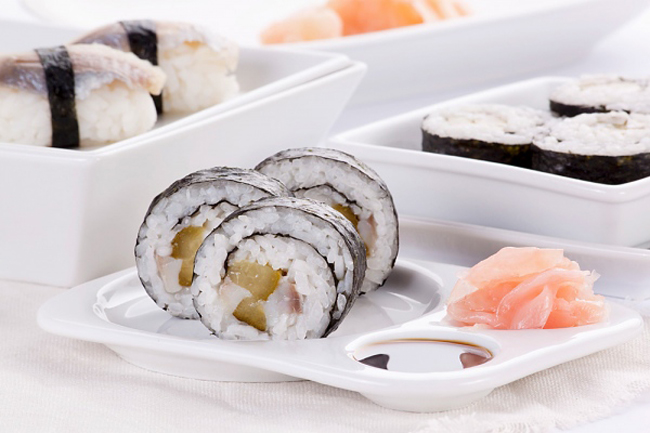 Sushi

Chia buồn nếu bạn là fan của món sushi của đất nước mặt trời mọc. Mặc dù hải sản là nguồn thực phẩm tuyệt vời cho mẹ bầu nhưng hải sản sống trong sushi có thể chứa ký sinh trùng và vi khuẩn gây hại. Vì vậy, các chuyên gia dinh dưỡng khuyến cáo phụ nữ mang thai chỉ nên ăn hải sản đã được nấu chín.
