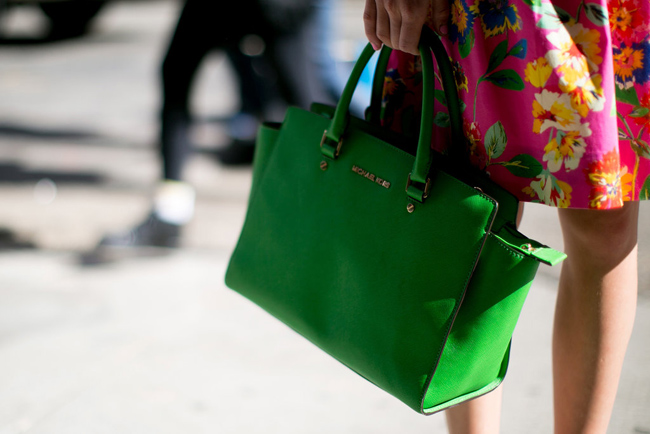 Nổi bật với túi xách màu xanh lá hợp xu hướng.
