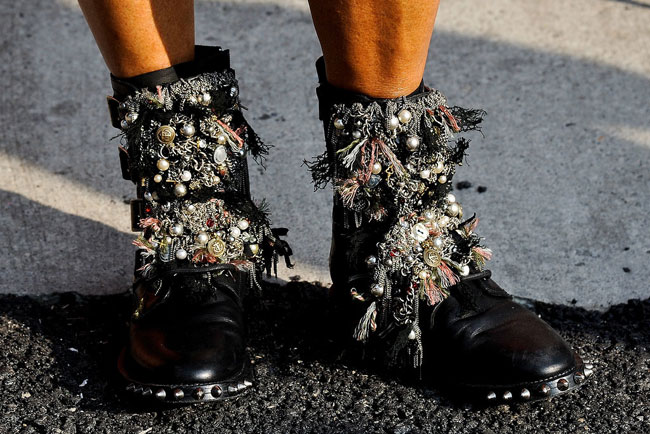 Anna Dello Russo diện một đôi boot đính kim loại, lúc lắc, tua rua vô cùng cá tính của Saint Laurent.
