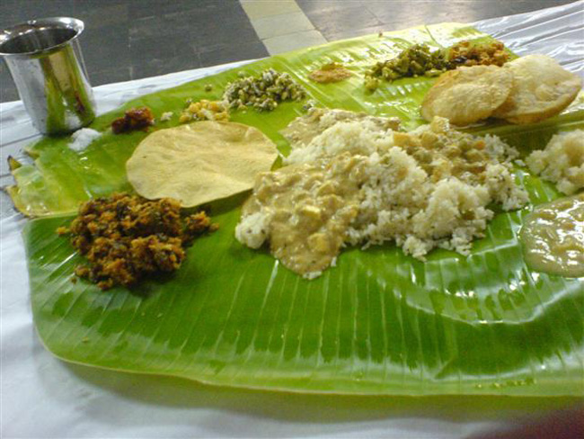 11. Ấn Độ

Trẻ em Ấn Độ vẫn ăn bốc buổi trưa ở trường với các món ăn đậm gia vị cari 
