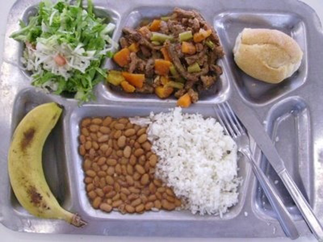 8. Brazil

Vốn là quốc gia Nam Mỹ nổi tiếng với rất nhiều chuối, bữa trưa trong trường học của trẻ em Brazil luôn có một quả chuối tráng miệng. Ngoài ra, các em cũng ăn cơm với thịt bò xào rau, salat và lạc rang.
