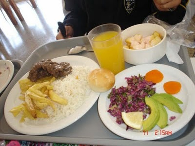 12. Chile

Bữa ăn trưa của trẻ em Chile rất khoa học với rất nhiều rau xanh, hoa quả và cũng kèm một chút khoai tây chiên ngon lành. Tráng miệng là nước cam.
